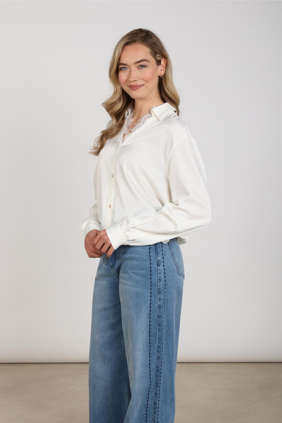 Anika Blouse Vneck Lace | Off White