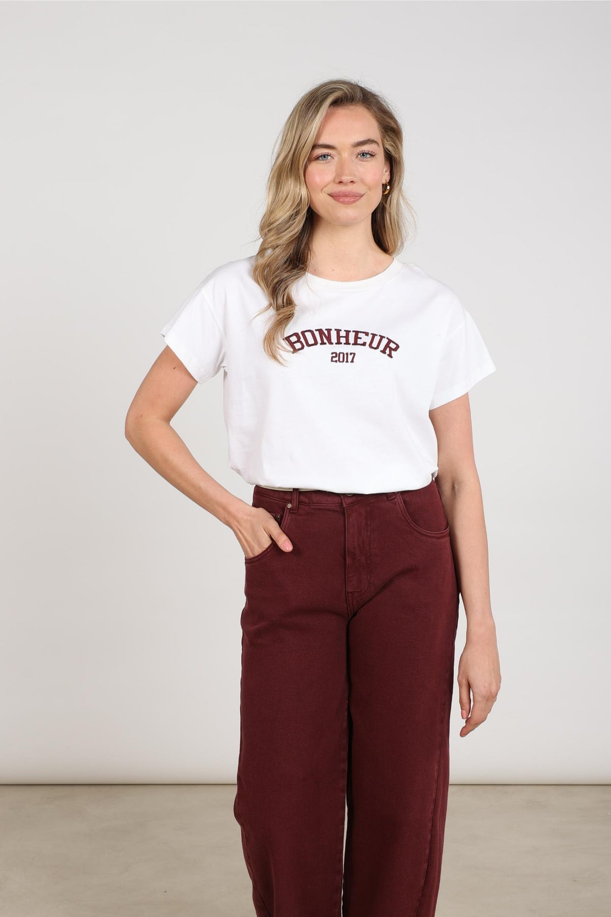 Senna T-shirt | Off-white/Cherry
