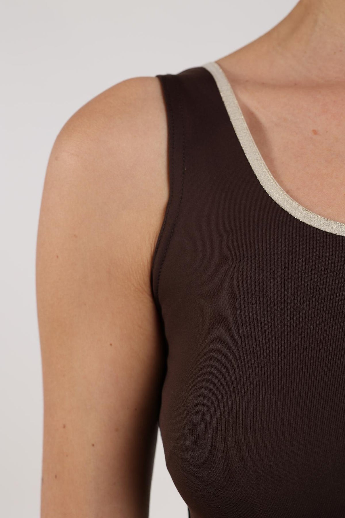 Juba Singlet | Zartbitter/Gold